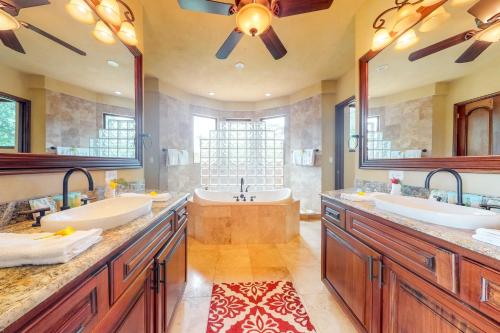 霍普金斯的住宿－Villa Fiesta at Morningstar Breeze Gold Standard Certified，浴室配有2个盥洗盆和1个浴缸。
