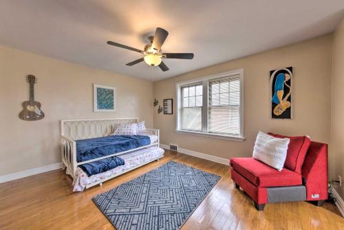 um quarto com uma cama, uma ventoinha e uma cadeira em St Louis Vacation Rental 4 Mi to Airport! em Woodson Terrace