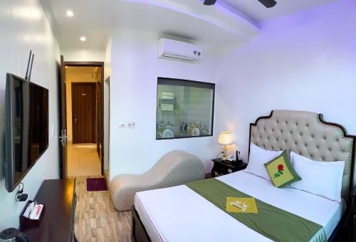 Llit o llits en una habitació de Hoàng Gia Đông Anh Hotel