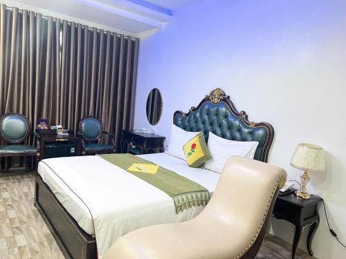 Säng eller sängar i ett rum på Hoàng Gia Đông Anh Hotel