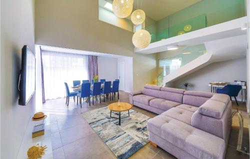 ein Wohnzimmer mit Sofa und Tisch in der Unterkunft Five-Bedroom Holiday Home In Kastel Kambelovac in Kaštela