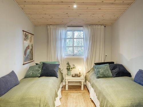 Frederiksværkにある18 person holiday home in Frederiksværk-By Traumの窓のある部屋にベッドが2つある