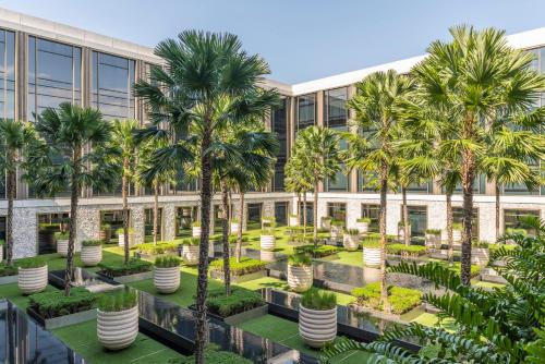 Сад в Four Seasons Hotel Bangkok at Chao Phraya River