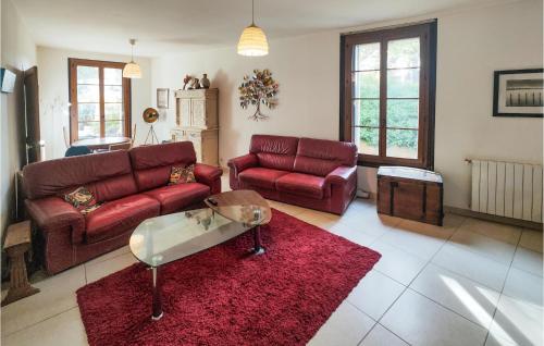 - un salon avec deux canapés rouges et un tapis rouge dans l'établissement Lovely Home In Montblanc, à Montblanc