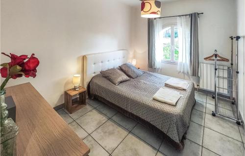 Katil atau katil-katil dalam bilik di Gorgeous Home In Montblanc With Heated Swimming Pool