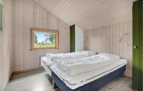 ブラーバンドにあるNice Home In Blvand With 4 Bedrooms, Sauna And Wifiの窓付きの客室の大型ベッド1台分です。