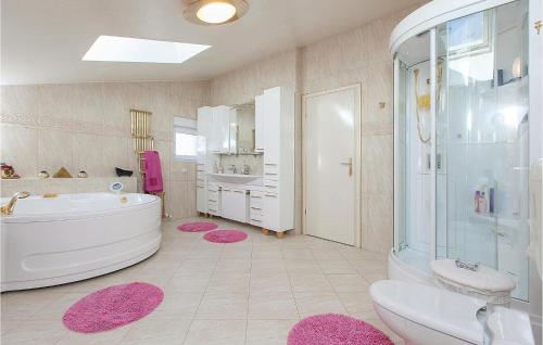 La salle de bains est pourvue d'une baignoire, d'une douche et d'un lavabo. dans l'établissement Cozy Home In Makarska With Jacuzzi, à Makarska