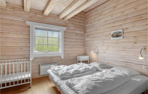1 dormitorio con 1 cama en una pared de madera en 3 Bedroom Gorgeous Home In Hasle, en Hasle
