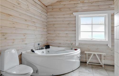 y baño con bañera blanca y aseo. en 3 Bedroom Gorgeous Home In Hasle, en Hasle