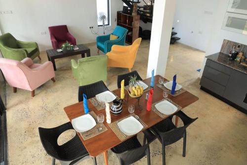 - une salle à manger avec une table et des chaises dans l'établissement Yachtman's House- Matara Fort, à Matara