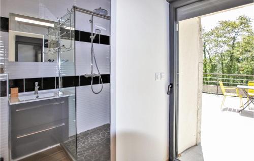 y baño con ducha y lavamanos. en Gorgeous Home In Alissas With Kitchen, en Alissas