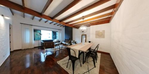 利馬的住宿－Vistamar Duplex，用餐室以及带桌椅的起居室。
