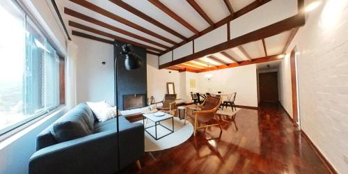 een woonkamer met een bank en een tafel bij Vistamar Duplex in Lima
