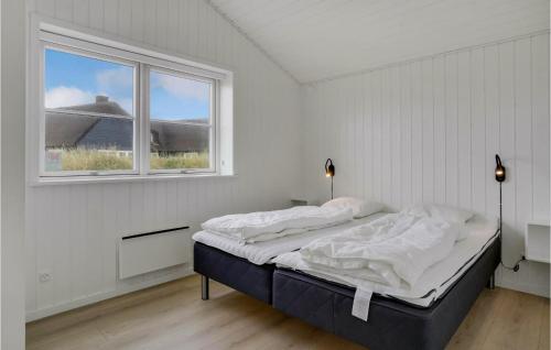 ブラーバンドにあるStunning Home In Blvand With 4 Bedrooms And Wifiの白いベッドルーム(ベッド1台、窓付)
