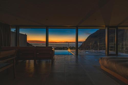 una sala de estar con vistas a la puesta de sol. en WEAZER 西伊豆 en Izu