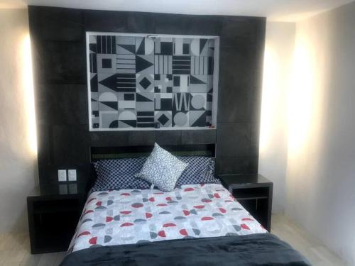 1 dormitorio con 1 cama con cabecera negra en Habitación Donovan, confortable con baño privado, en Ciudad de México