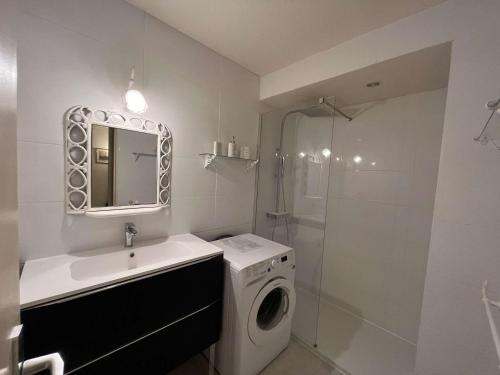 une salle de bain avec une machine à laver et un lavabo dans l'établissement Appartement 3 pièces avec terrasse proche plage à Cavalaire-sur-Mer - FR-1-226B-66, à Cavalaire-sur-Mer