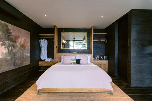 Una cama o camas en una habitación de Munduk Cabins