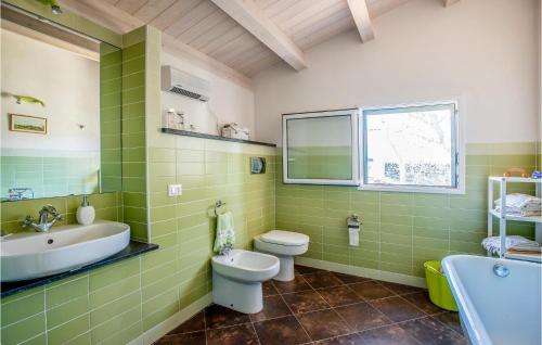 een badkamer met een toilet, een wastafel en een bad bij Stunning Home In Ragusa With Kitchen in Ragusa