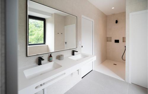 une salle de bain blanche avec deux lavabos et un miroir dans l'établissement Gorgeous Apartment In Concarneau, à Concarneau