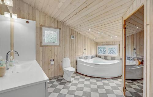 uma grande casa de banho com uma banheira e um WC e uma banheira em Lovely Home In Hjrring With Wifi em Hjørring