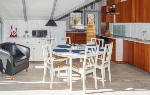 cocina con mesa de comedor y sillas en Nice Home In Give With Wifi en Give