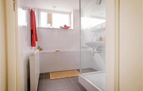 bagno con doccia, vasca e lavandino di Maasvilla - Amfibie - 31 a Ohé en Laak
