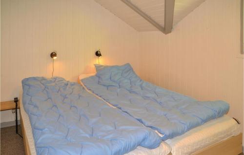 Un gran edredón azul en una cama en una habitación en Nice Home In Give With Wifi en Give