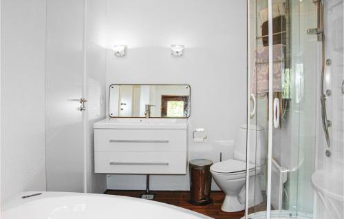 y baño con lavabo, aseo y espejo. en Amazing Home In Erslev With 3 Bedrooms And Wifi en Vester Jølby