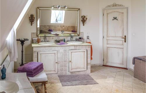 a bathroom with two sinks and a mirror at Stunning Home In Pont Saint Esprit With Kitchen in Pont-Saint-Esprit
