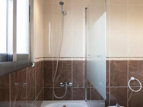 a bathroom with a shower and a bath tub at Villa Joan in Riumar