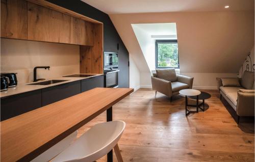 une cuisine et un salon avec une table et un canapé dans l'établissement Lovely Apartment In Concarneau, à Concarneau