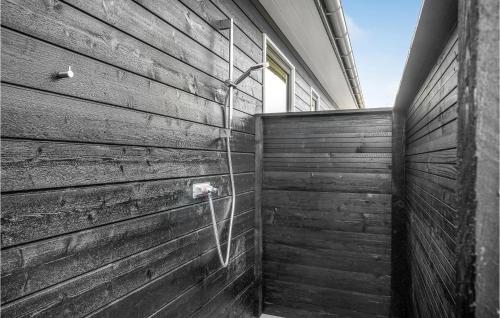 y baño con ducha y pared de madera. en Gorgeous Home In Frederiksvrk With Kitchen, en Frederiksværk