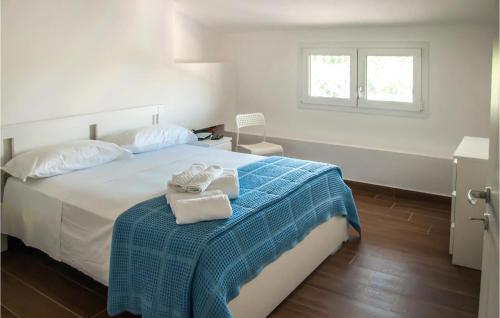1 dormitorio con 1 cama con toallas en Cozy Home In San Michele Di Ganzari With Kitchen, en San Michele di Ganzaria