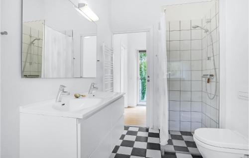 Vonios kambarys apgyvendinimo įstaigoje 3 Bedroom Nice Home In Grenaa