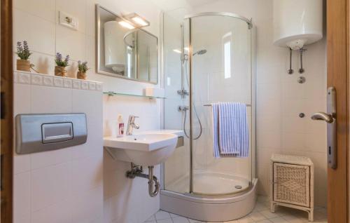 a bathroom with a shower and a sink and a toilet at Nice Home In Liznjan With 4 Bedrooms, Wifi And Outdoor Swimming Pool in Ližnjan