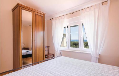 a bedroom with a bed and a window at Nice Home In Liznjan With 4 Bedrooms, Wifi And Outdoor Swimming Pool in Ližnjan