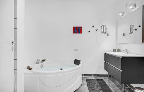 Koupelna v ubytování 3 Bedroom Stunning Home In Ebeltoft