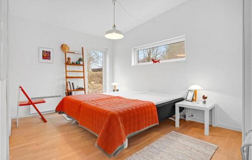 Postel nebo postele na pokoji v ubytování 3 Bedroom Stunning Home In Ebeltoft