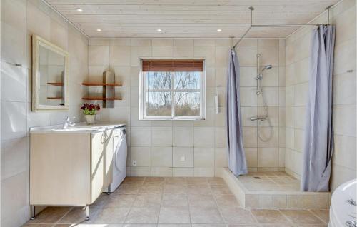 ein Bad mit einer Dusche und einem Waschbecken in der Unterkunft Gorgeous Home In Vejby With Kitchen in Vejby