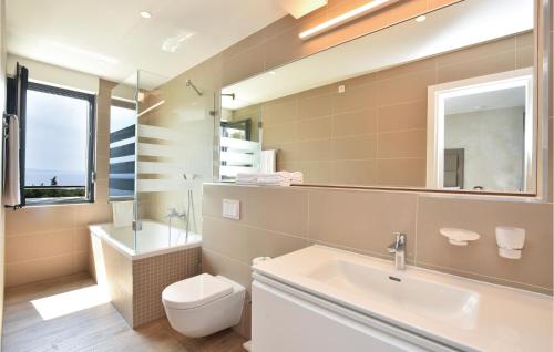 Koupelna v ubytování Lovely Home In Omis With Wifi