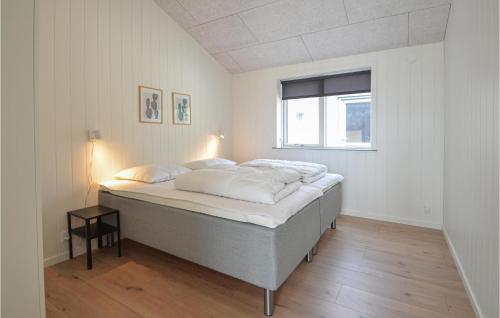 Posto letto in una camera bianca con finestra di 4 Bedroom Cozy Home In Spttrup a Spottrup