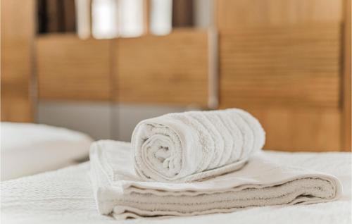 une pile de serviettes assises au-dessus d'un lit dans l'établissement Beautiful Apartment In Russbach With 1 Bedrooms And Wifi, à Russbach