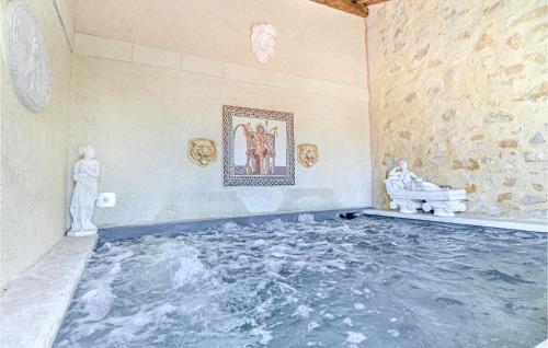 Zimmer mit einem Pool auf dem Boden in der Unterkunft 6 Bedroom Beautiful Home In Vallabregues in Vallabrègues