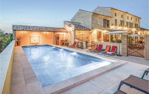 una piscina en el patio trasero de una casa en 6 Bedroom Beautiful Home In Vallabregues, en Vallabrègues