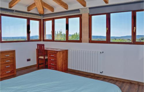 1 dormitorio con ventanas, 1 cama y escritorio en Beautiful Home In Santa Maria With Kitchen, en Santa Maria del Camí