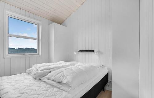 Cama en habitación blanca con ventana en Amazing Home In Lkken With Wifi, en Løkken
