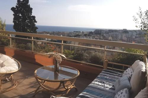 Appartement Nice CENTRE vue Mer avec piscine pour FAMILLE, couple d'amis pas de groupes de jeunes autorisés