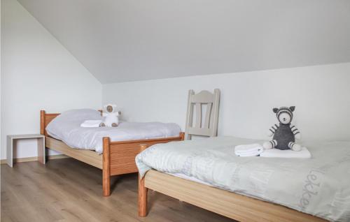 2 camas individuais num quarto com paredes brancas em Gorgeous Home In Diksmuide With House A Panoramic View em Diksmuide