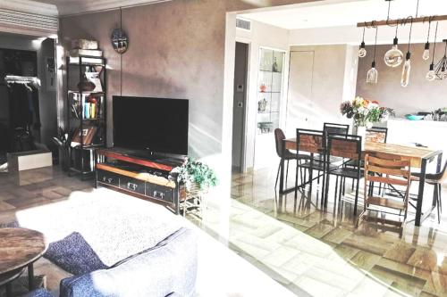 Appartement Nice CENTRE vue Mer avec piscine pour FAMILLE, couple d'amis pas de groupes de jeunes autorisés